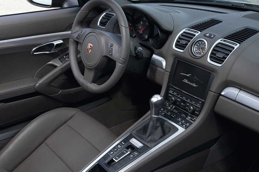 El interior de la nueva generación del Boxster presenta cambios evidentes respecto a la antigua.