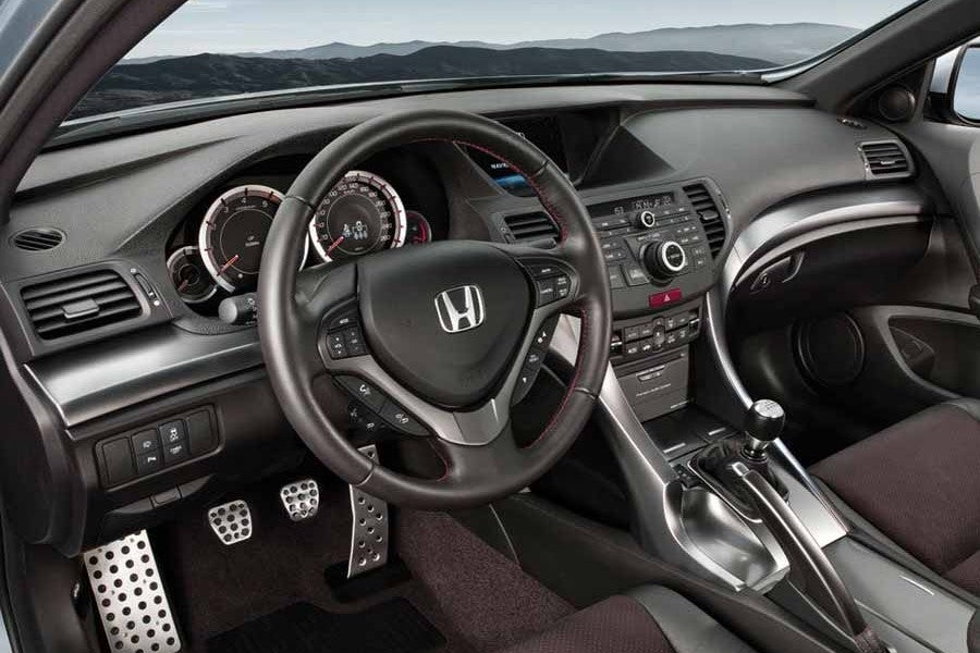 Mejoras en los materiales y algunos cambios estéticos son las variaciones que presenta el interior del Honda Accord.