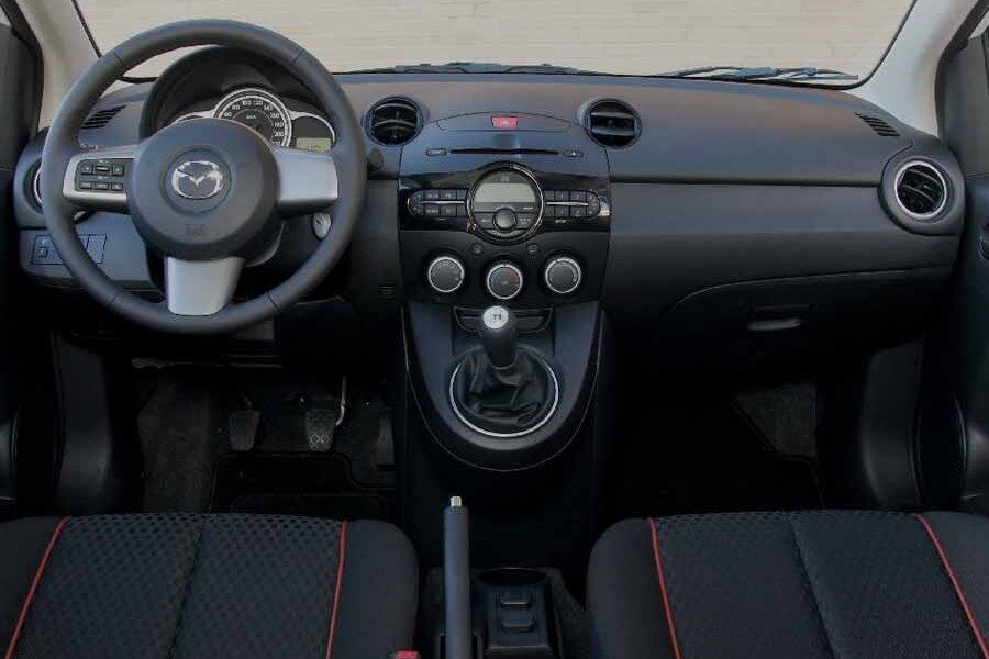 Sobriedad es la palabra que mejor podría definir el interior del Mazda 2. Foto: Jordi Villanueva