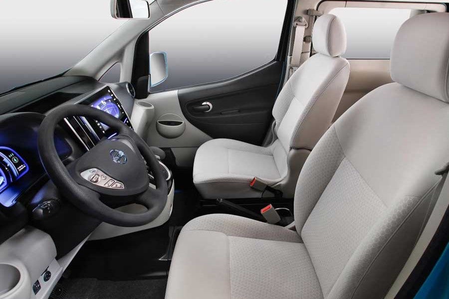 Lejos de las estridencias de otros prototipos, el interior del e-NV200 destaca por su practicidad.