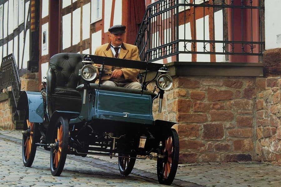Así era el coche a motor con patente Lutzmann que Opel fabricó en 1902.