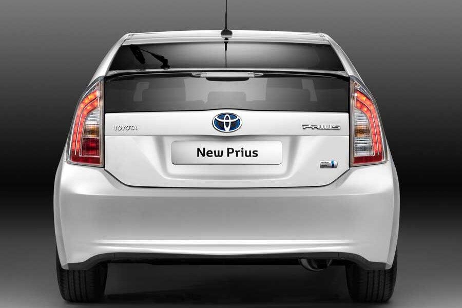 Las ópticas traseras han sido totalmente rediseñadas en este restyling del Toyota Prius III.