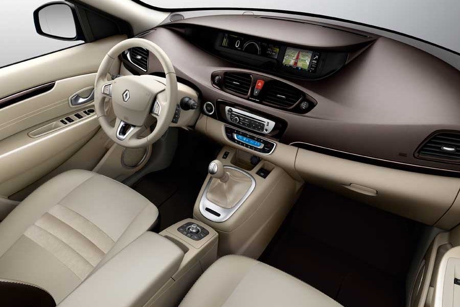 En el interior, Renault ha trabajado en mejorar el equipamiento y la calidad de los materiales.