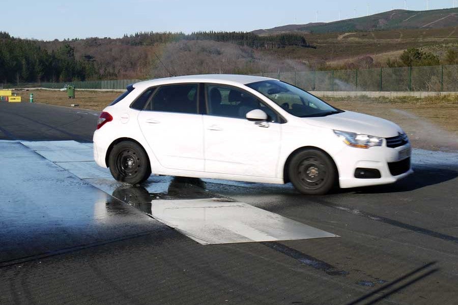 Si el coche tiende a irse hacia un lado en las frenadas debemos corregirlo.