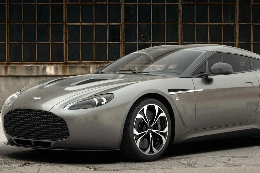 La "boca" característica de Aston Martin adquiere mayor protagonismo.