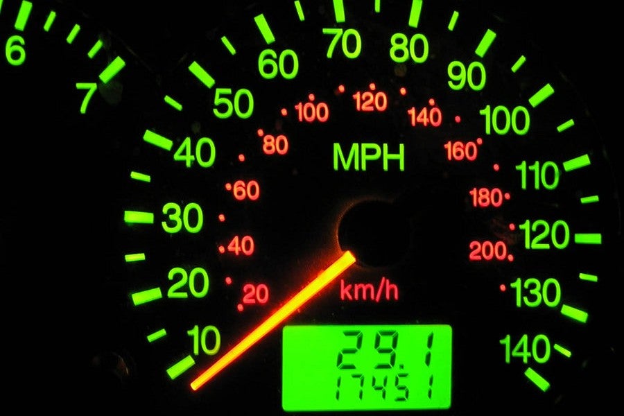 Atento al cuadro de mandos: no siempre tendrás, como aquí, la conversión mph-km/h…