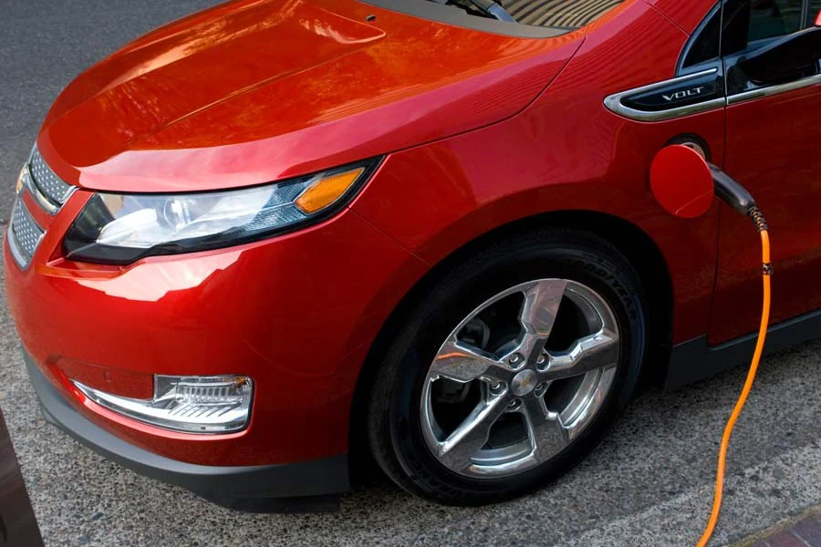 El Chevrolet Volt enchufable funciona con baterías y un motor de gasolina.