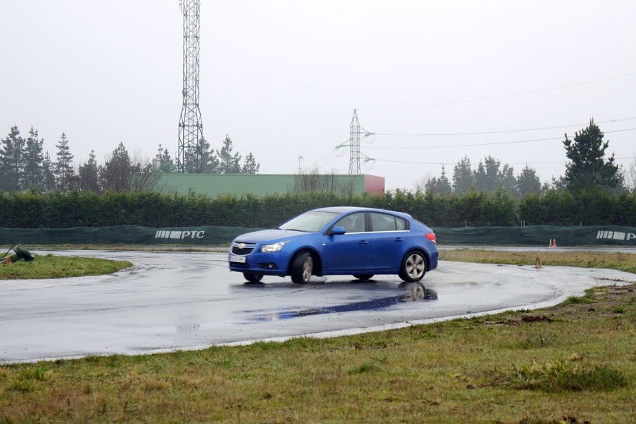 Con el ESP desconectado sigue siendo un coche muy fácil de llevar, el chasis es muy bueno.