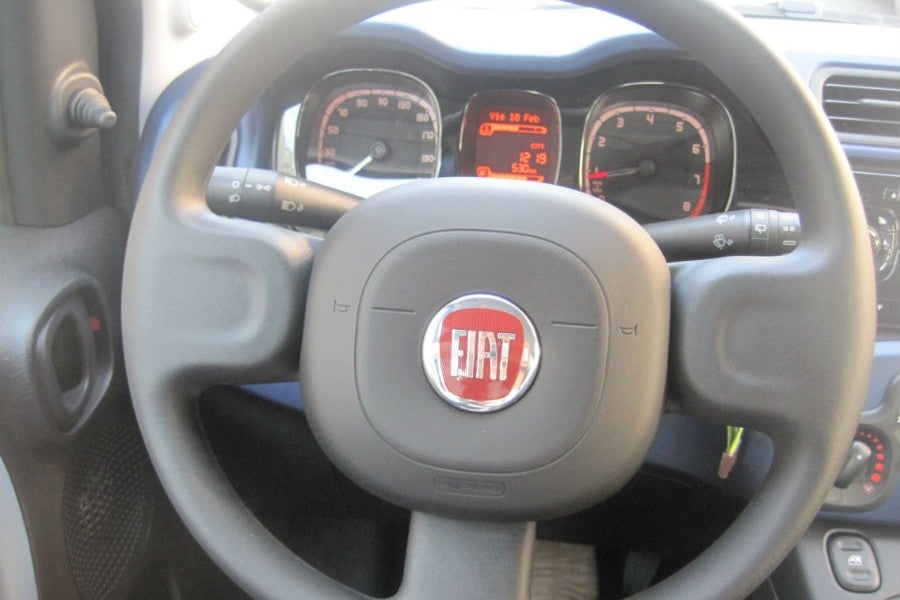 El volante del nuevo Fiat Panda es robusto, como lo es la línea general de su diseño.