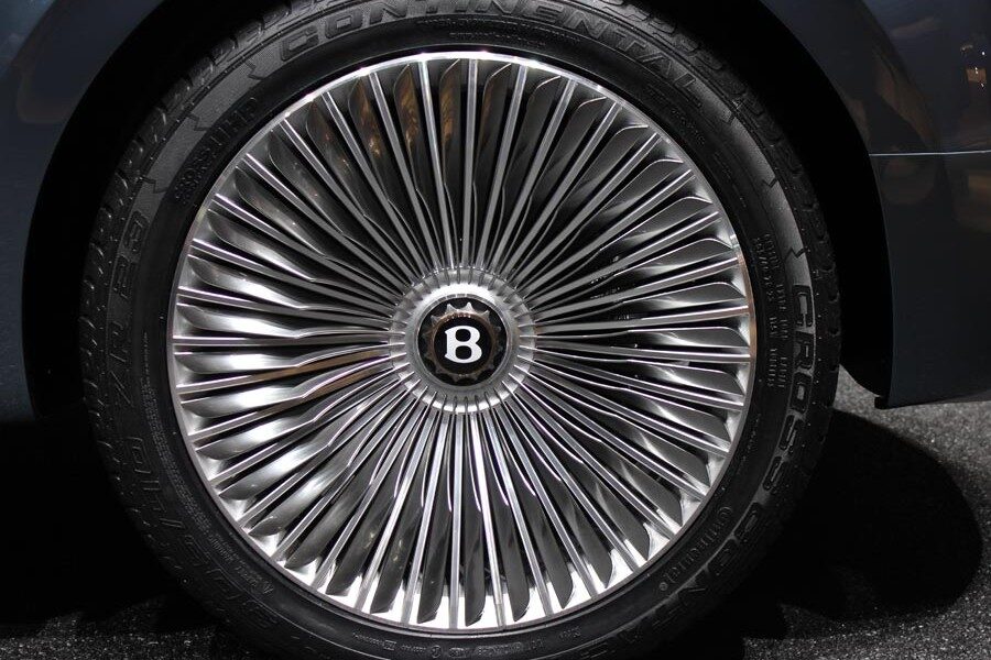 Las llantas del Bentley EXP 9 F tienen un espectacular tamaño de 23 pulgadas.
