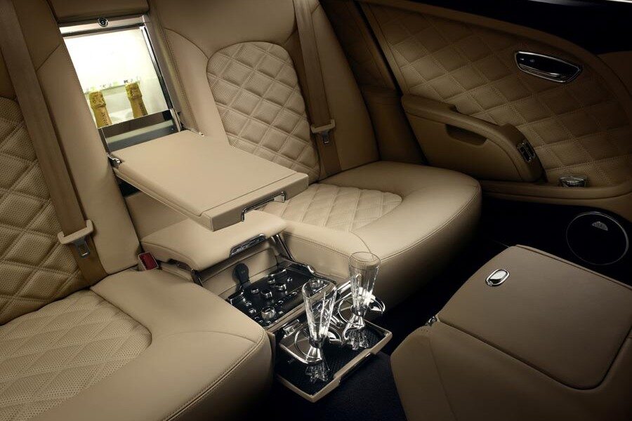 Una de las opciones del Bentley Mulsanne Mulliner es la inclusión de una nevera para las botellas de champagne.