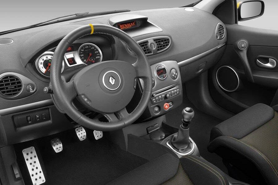 El interior del Renault Clio Red Bull RB7 varía poco respecto del modelo convencional.