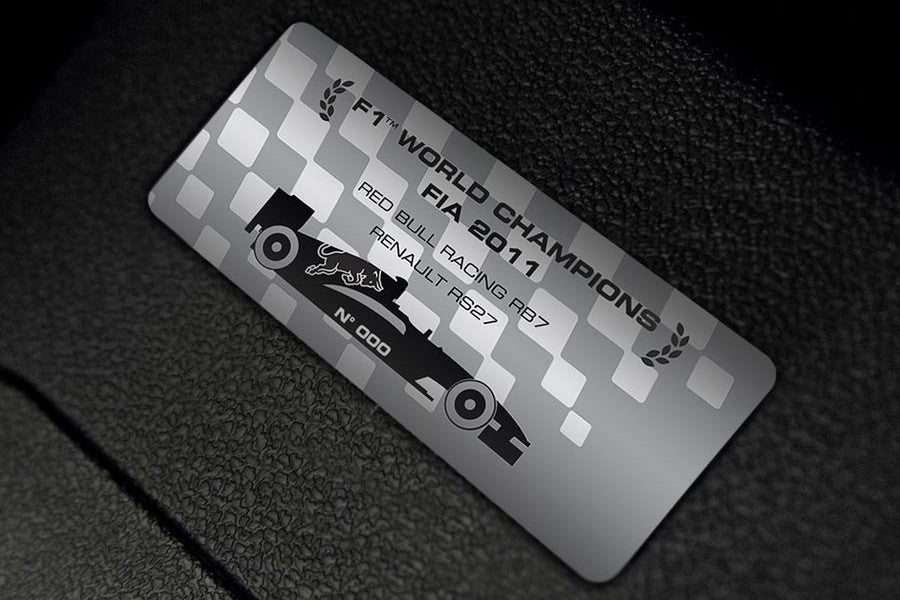 El Renault Clio Red Bull RB7 tiene una placa conmemorativa por la victoria en el mundial de F1 de 2011.