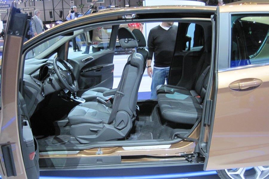 La ausencia de pilar B es la característica más llamativa del nuevo Ford B-Max.