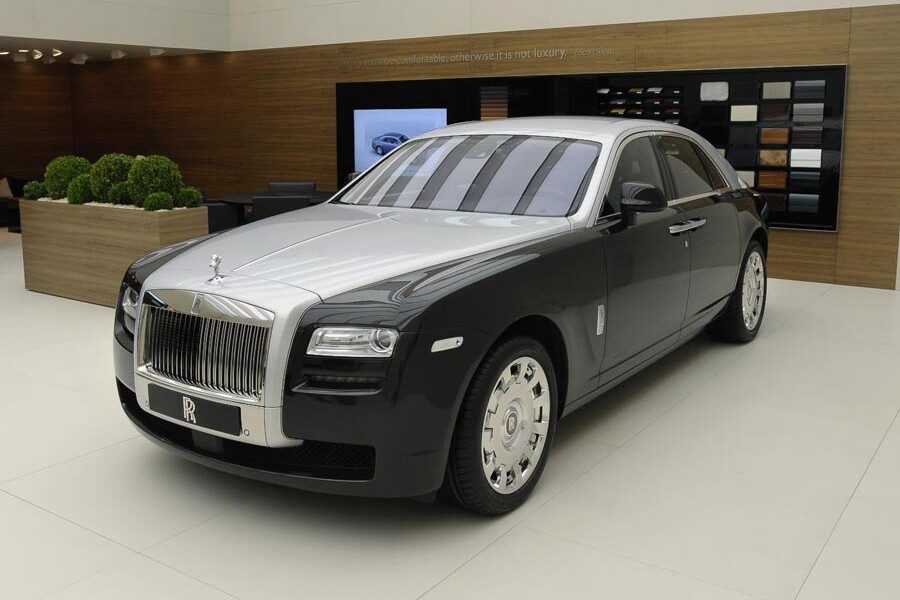 La combinación del gris claro con una tonalidad más oscura aporta un toque más juvenil al Rolls-Royce Ghost.