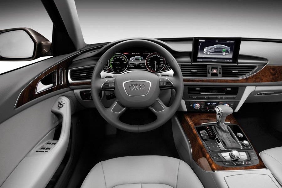 El interior del Audi A6 L e-tron presenta las variaciones lógicas de un híbrido respecto a un modelo convencional.