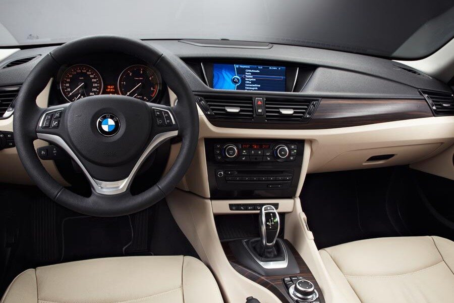 El interior del BMW X1 incorpora nuevos materiales y un ligero rediseño.