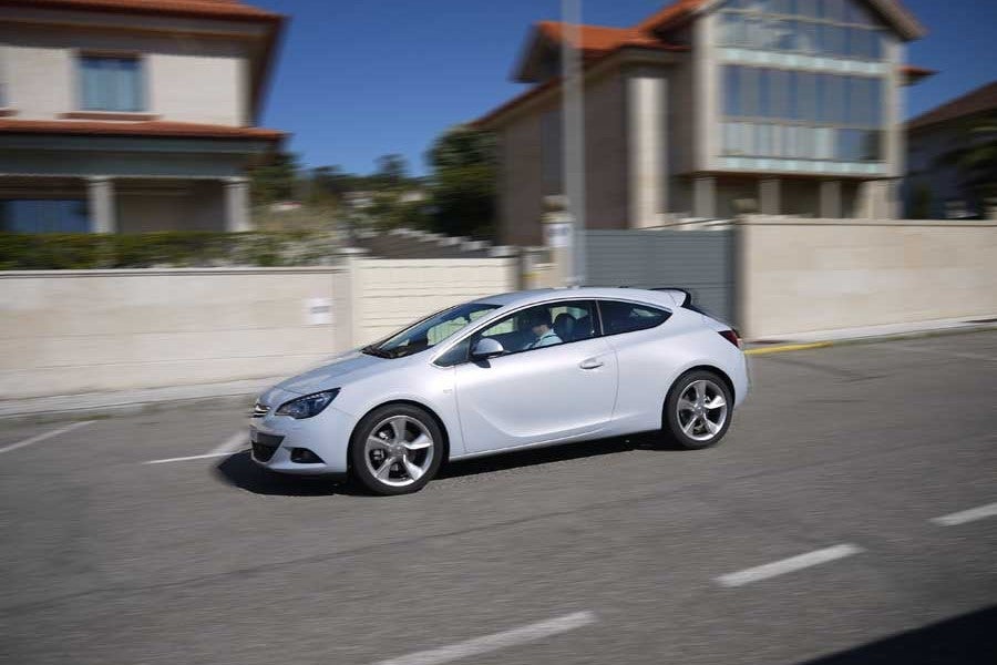 La línea del Astra GTC llama la atención en la ciudad.