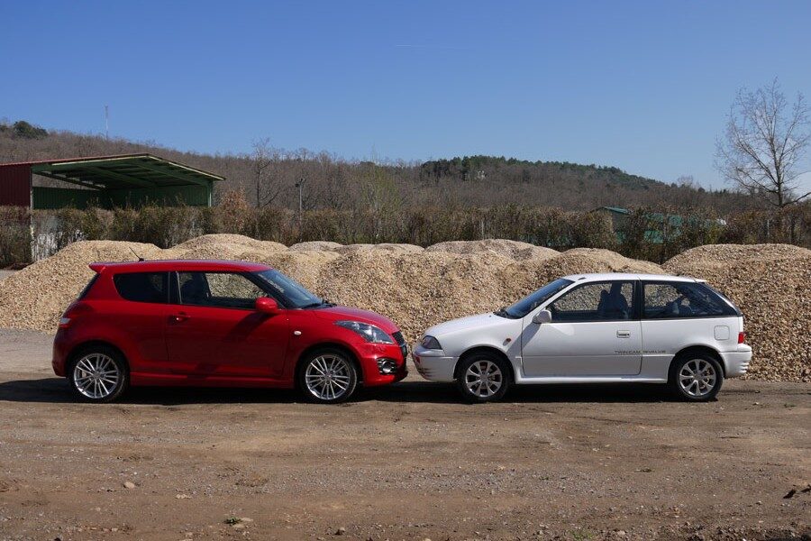 Una generación y nada menos que 23 años separan el diseño de estos dos automóviles.