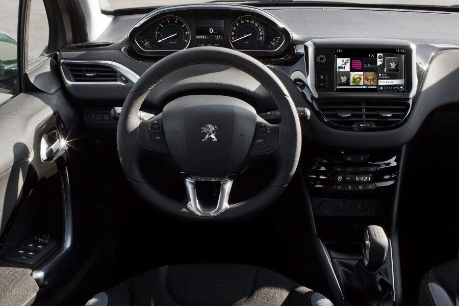 El  Peugeot 208 rompe completamente con los códigos establecidos al  proponer una nueva ergonomía de conducción: el volante es más pequeño y  el cuadro de mandos eleva su posición.