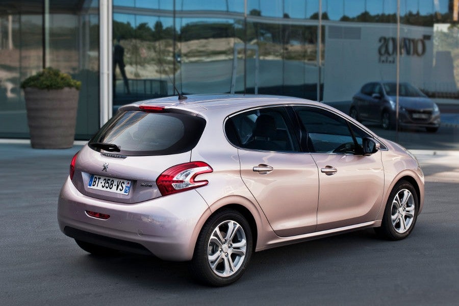 Los voladizos trasero y delantero son más cortos que en el Peugeot 207, lo que ahorra peso, entre otras ventajas.