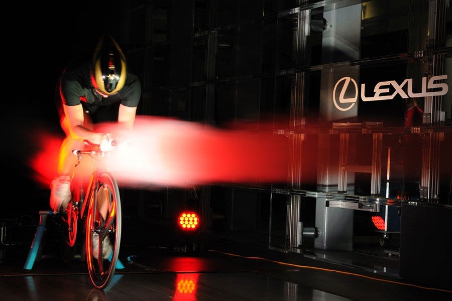 La nueva bicicleta de competición en pleno ensayo.