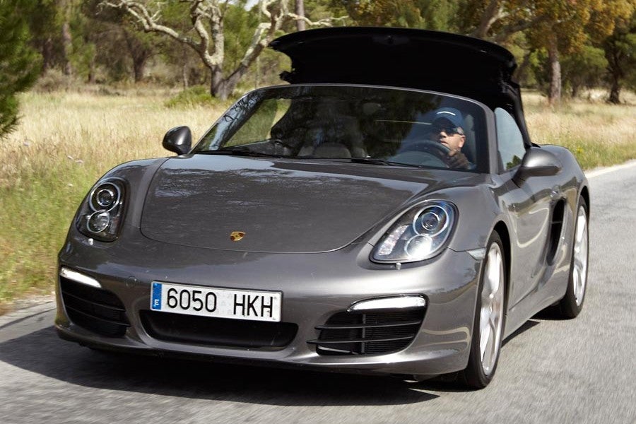 La capota del Porsche Boxster se puede abrir y cerrar en movimiento.