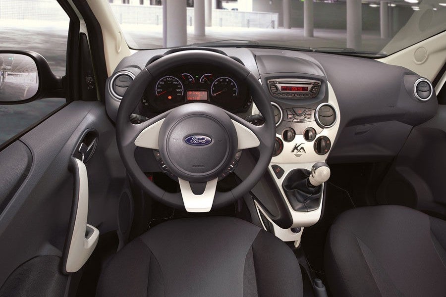 El interior del Ka Titanium+ es muy llamativo.