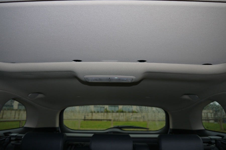 Un coche de este precio debería cuidar más los detalles. Los orificios en la cortinilla del techo panorámico deberían quedar ocultos.
