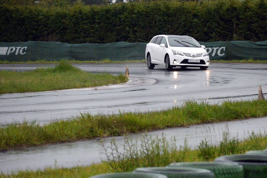 Pese a las malas condiciones, el Avensis tiene un buen nivel de adherencia.
