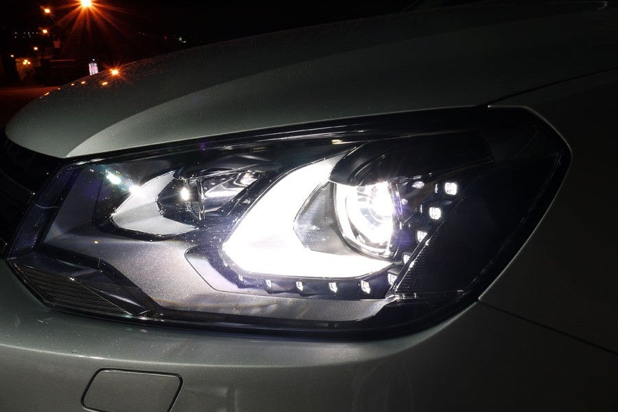 Los faros bi-xenón direccionales dan una luz excelente.