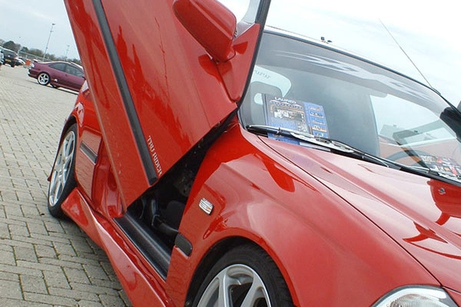 Este tipo de puertas, con apertura en compás, suele verse en el mundo del tuning, pero es una modificación que tiene difícil salida en el mercado.
