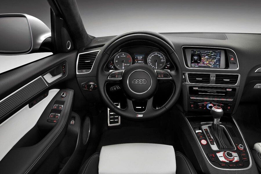 El puesto de conducción es como siempre en Audi, sobrio pero con buena ergonomía y acabados.