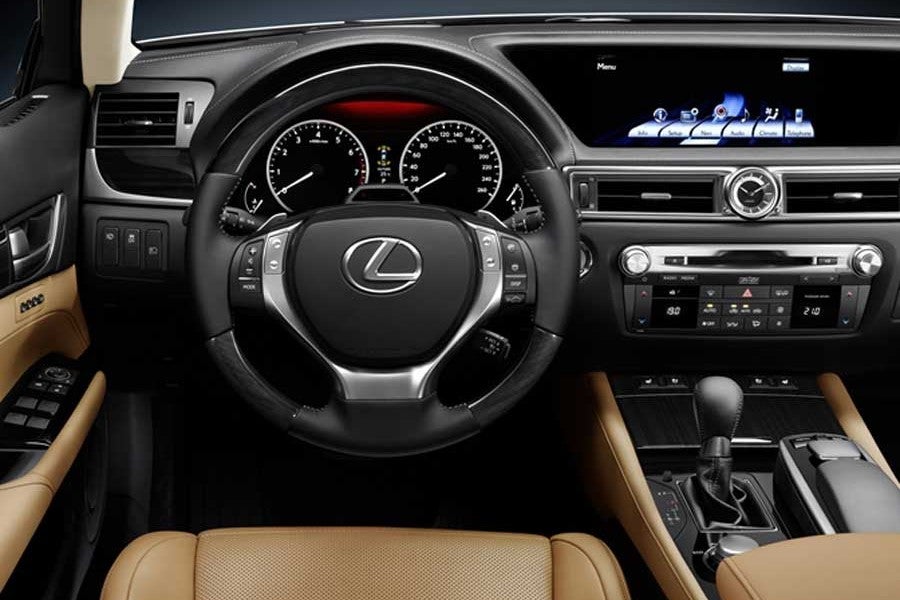 El interior del Lexus GS 450h está lleno de lujosos detalles.