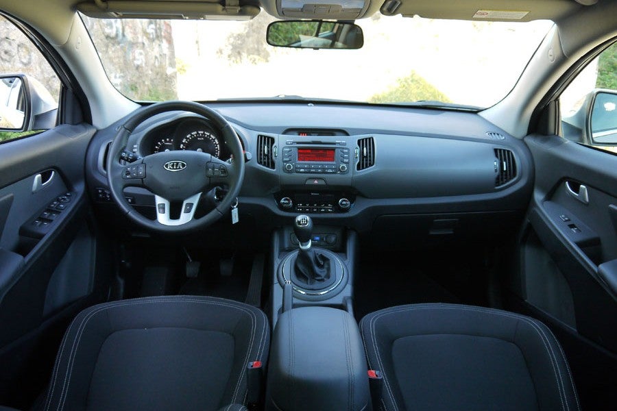 El interior es moderno y con buena ergonomía. La iluminación en color rojo fatiga la vista en conducción nocturna.