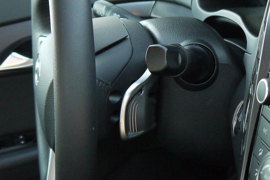 El diseño de las levas es genial, ya que tienen un tamaño perfecto para ser manipuladas y a la vez se esconden tras el volante sin que apenas se vean desde el puesto de conducción.