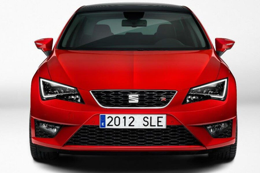 El nuevo Seat León es el primer modelo de la marca en incorporar el nuevo logotipo de la misma.