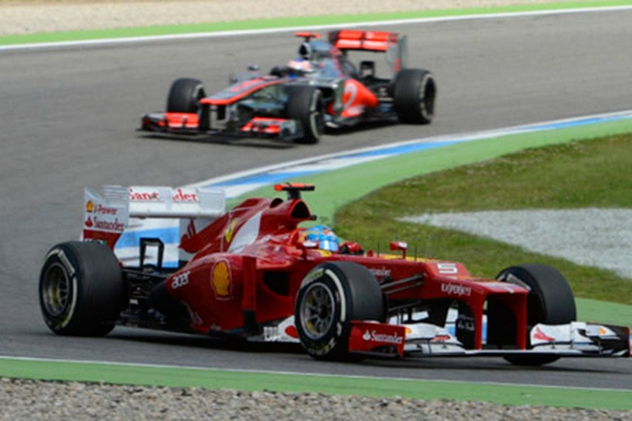 Button puso en apuros a Alonso. Foto: Ferrari.com