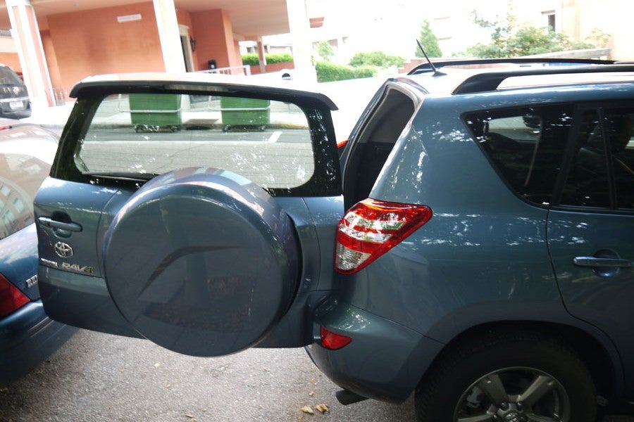 Se nota que está fabricado en un país donde se circula por la izquierda. En el nuestro, al abrir la puerta trasera tendrás que salir a la carretera para llenar el maletero.