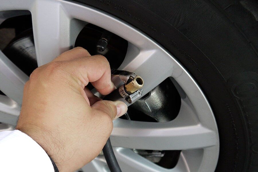 Además de la presión de los neumáticos, es importante verificar su estado.