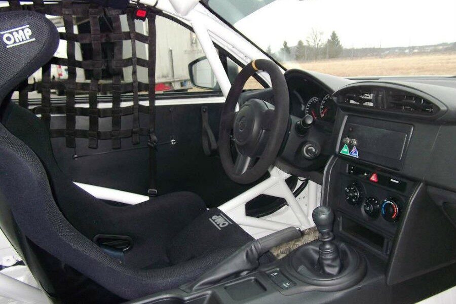 El interior de la versión de carreras del Toyota GT86 ha sido totalmente modificado.