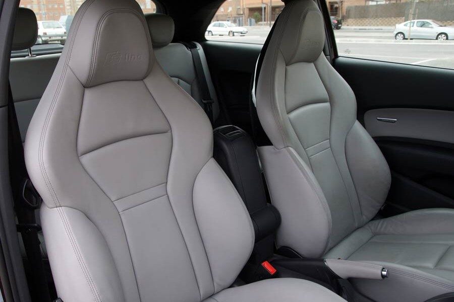 Los asientos delanteros son uno de los detalles más característicos de esta versión del Audi A1. Foto: Jordi Villanueva.