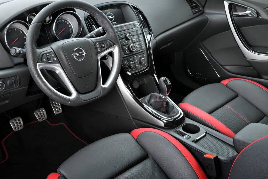 El interior de la nueva versión BiTurbo del Opel Astra se vuelve más deportivo.