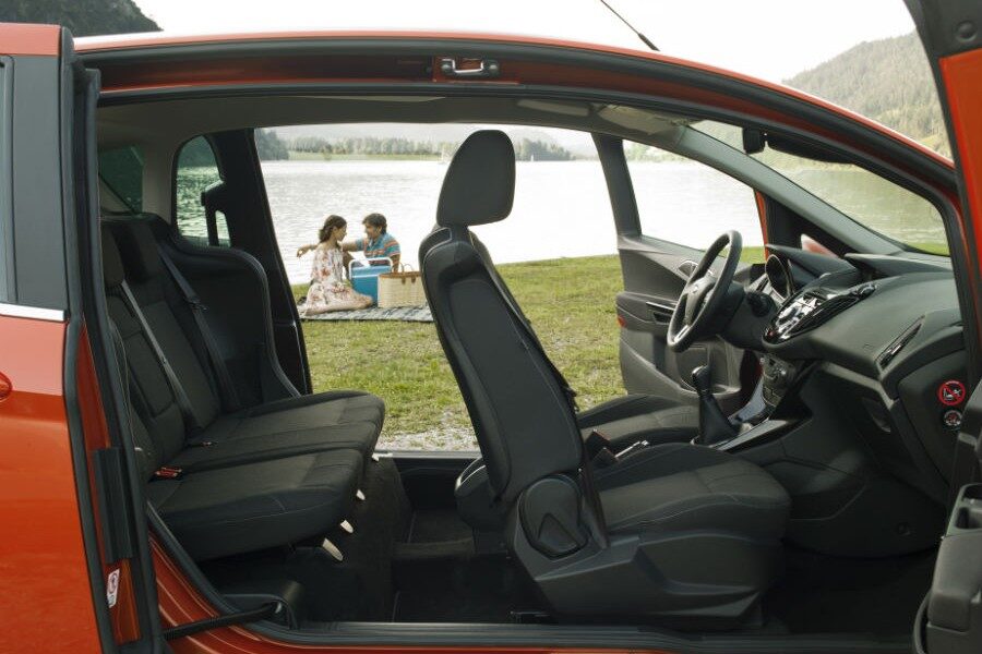 Detalle del nuevo Ford B-Max con las puertas abiertas, donde se aprecia la ausencia del pilar B.