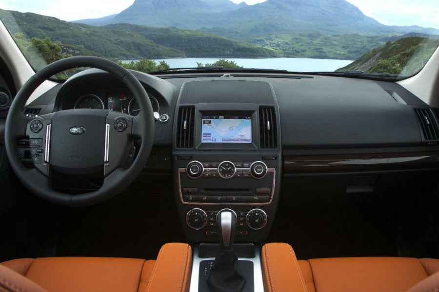 Más equipamiento y diversas mejoras estéticas son los protagonistas del interior del Land Rover Freelander 2.