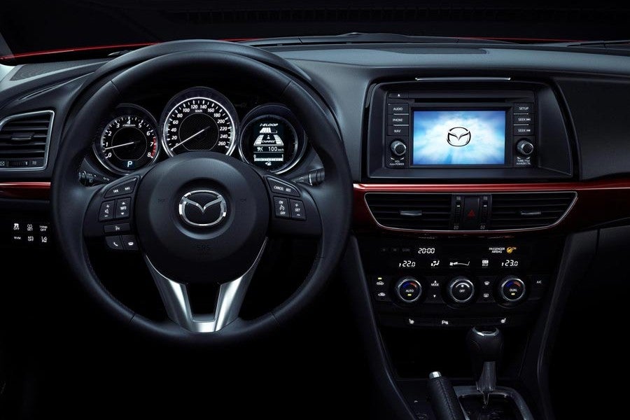 El interior del Mazda6 es bastante similar al de los últimos modelos de la marca asiática.