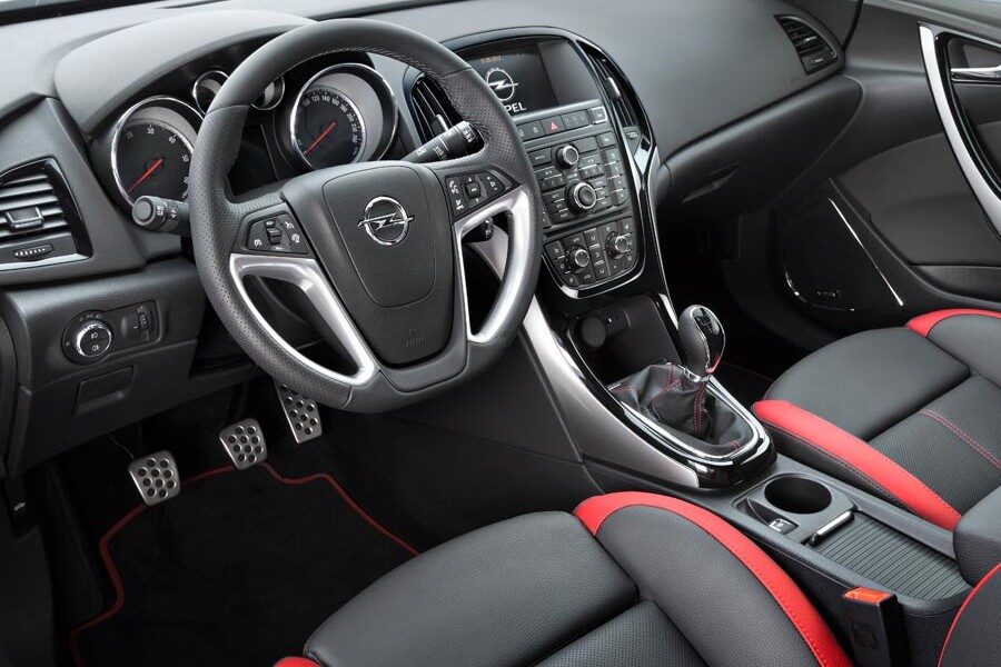 El interior del Opel Astra GTC tiene una serie de elementos exclusivos que lo hacen muy atractivo.
