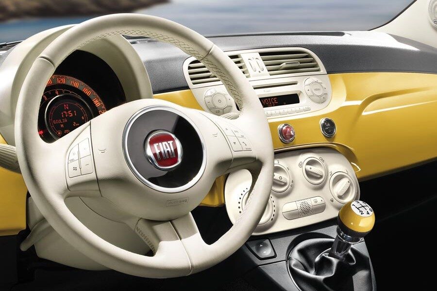 El Fiat 500, todo diseño en su interior, sigue siendo uno de los puntales de la marca italiana.
