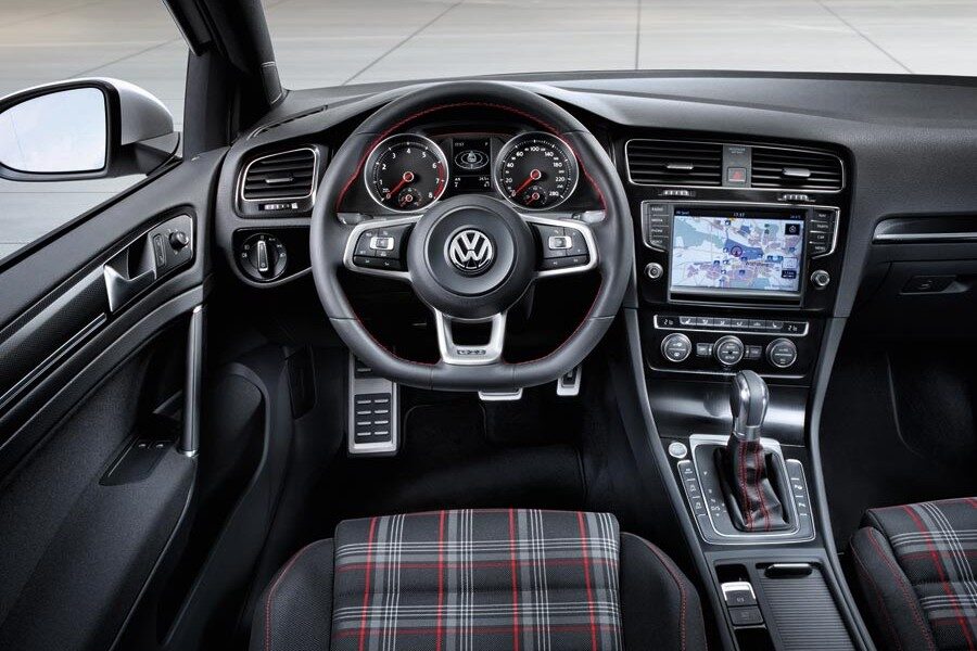 El interior del nuevo Volkswagen Golf GTi se actualiza manteniendo su esencia de siempre.