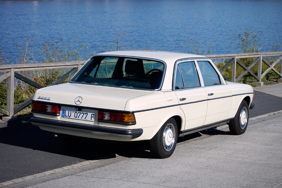 Las líneas del W 123 eran clásicas ya en 1975, nada arriesgadas. Tal ver por ello resistan bien el paso de los años.